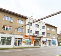 Die Gebäude in der Štefánikova-Straße in Senica bieten Büros, Geschäfte und Dienstleistungen an.