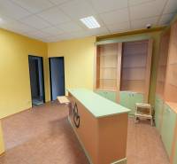 Gelbe Wände, Theke, Regale und Fliesen in Geschäftsräumen mit Holzdekorboden.