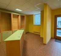 Gewerberäume mit Regalen, Theke und Fliesenboden, ideal für verschiedene Geschäftszwecke.