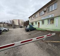 Gewerberäume in der Štefánikova-Straße in Senica mit Parkplatz vor dem Gebäude.