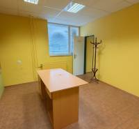 Gelbe Wände im Büro mit Holzmöbeln, Boden mit Holzdekor, Kleiderständer.