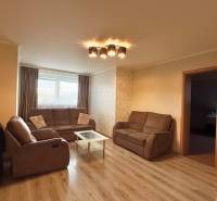 Wohnzimmer in einer 3-Zimmer-Wohnung mit Sofas und Holzboden.