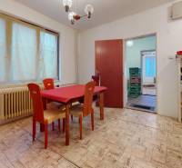 Esszimmer mit Esstisch und Stühlen, Boden mit Holzdekor, Einfamilienhaus.