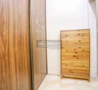 Der Flur mit einem Schrank und einer Kommode in einer 2-Zimmer-Wohnung mit Fliesen.