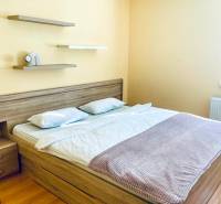 Schlafzimmer mit Holzboden und Doppelbett in einer 3-Zimmer-Wohnung.