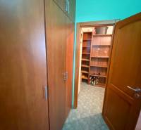 Stauraum in einer 3-Zimmer-Wohnung mit Regalen und Schränken.