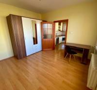 Schlafzimmer in einer 3-Zimmer-Wohnung mit Holzboden, Kleiderschrank und Schreibtisch.