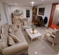 Wohnzimmer mit elegantem Möbel, Spiegel und Uhr im Einfamilienhaus.