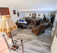 Wohnzimmer mit Holzdekor und rustikaler Einrichtung in einem Einfamilienhaus.