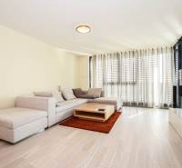 Wohnzimmer in einer 3-Zimmer-Wohnung mit Ecksofa, Couchtisch und Holzboden.