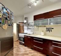 Küche in einer 3-Zimmer-Wohnung mit Holzboden und Geräten.