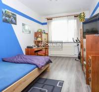 Kinderzimmer in einer 3-Zimmer-Wohnung mit Wanddekor und Holzboden.