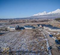 Grundstücke zum Wohnen in Mlynica mit im Bau befindlichen Häusern und verschneiter Landschaft.
