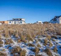 Grundstücke - Wohnen in Mlynica mit Blick auf schneebedeckte Berge und Einfamilienhäuser.