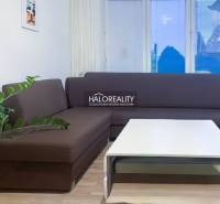Wohnzimmer mit braunem Sofa in einer 2-Zimmer-Wohnung, Boden mit Holzdekor.