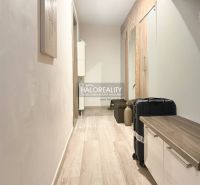 Flur mit Holzdekorboden und Stauraum in einer 2-Zimmer-Wohnung.