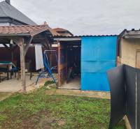 Garten eines Einfamilienhauses in Hurbanovo, Pavillon, Schuppen, Fahrrad, Schaukel, Rasenfläche.