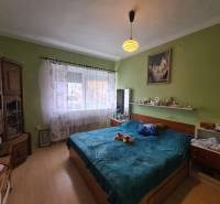 Schlafzimmer in einem Einfamilienhaus mit Holzboden und Bett.