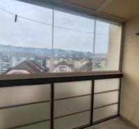 Ein verglaster Balkon in einer 3-Zimmer-Wohnung mit Blick auf die Stadt Vranov nad Topľou, Lúčna.