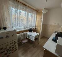 Küche in einer 2-Zimmer-Wohnung mit Holzboden und traditioneller Ausstattung.