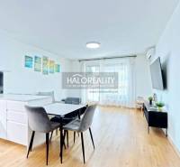 Innenraum einer 2-Zimmer-Wohnung mit Küchenzeile, Essbereich und Holzboden.