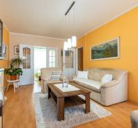 Wohnzimmer mit Sofa, Couchtisch und Holzboden in einer Vierzimmerwohnung.