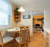 Essbereich in einer 4-Zimmer-Wohnung mit Holzboden, verbunden mit dem Wohnzimmer.