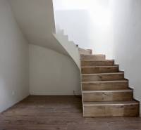 Treppe mit Holzboden-Dekor im Einfamilienhaus.