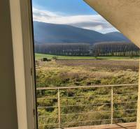 Der Ausblick vom Einfamilienhaus in Buková bietet beeindruckende Wälder und Felder hinter dem Geländer.