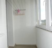 Ein verglaster Balkon in einer 3-Zimmer-Wohnung mit Blick auf den Stadtteil.