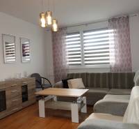 Helles Wohnzimmer mit Ecksofa, Couchtisch und Kommode in einer 3-Zimmer-Wohnung.