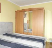 Schlafzimmer mit Bett, Kleiderschrank und Dekoration in einer 3-Zimmer-Wohnung.