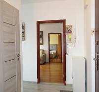 Der Flur in der 3-Zimmer-Wohnung mit einem Boden in Holzoptik und einer Gegensprechanlage.