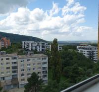 Blick aus einer 3-Zimmer-Wohnung in Bratislava - Dúbravka, Homolova, mit Panorama der Stadt und der Hügel.