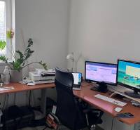 Heimbüro mit Computer und Holzboden in einer 4-Zimmer-Wohnung.