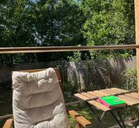 Entspannung auf der Terrasse eines Hauses in Bratislava - Vrakuňa mit Liegestuhl und Tisch unter blauem Himmel.