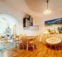 Esszimmer in einem Einfamilienhaus mit Korbmöbeln und Holzboden.