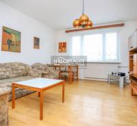 Wohnzimmer in einer 3-Zimmer-Wohnung mit Holzboden, Sofa und Möbeln.