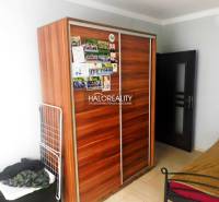 Küche mit Holzelementen und Steinverkleidung in einer 2-Zimmer-Wohnung.