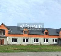 Das Gebäude in Tibava, das für Geschäftsräume vorgesehen ist, hat unvollendete Außenanlagen.