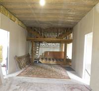 Innenraum von Geschäftsräumen mit einer Holztreppe und Teppichboden.