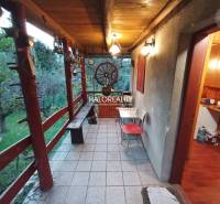 Eine Außenterrasse mit Holzgeländer und Garten bei der Hütte bietet Ruhe.