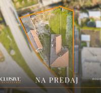 Luftaufnahme eines Einfamilienhauses in Prašice in der Nemečkovská-Straße mit Grundstück.