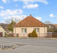 Ein Einfamilienhaus in Prašice in der Nemečkovská Straße mit Umzäunung und Schrägdach.