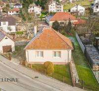Ein Einfamilienhaus in der Nemečkovská-Straße in Prašice mit zwei Fenstern und einem schrägen Dach.