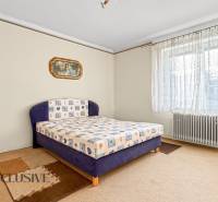 Schlafzimmer im Einfamilienhaus mit Teppichboden, großem Fenster und Heizkörper.