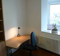 Arbeitsbereich mit Schreibtisch, Regal und Aussicht in einer 4-Zimmer-Wohnung.