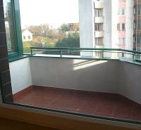 Ein Balkon mit Blick auf die Umgebung und Gebäude, geeignet für eine 4-Zimmer-Wohnung.