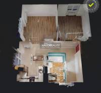 Grundriss einer 2-Zimmer-Wohnung mit Holzboden und ausgestattetem Badezimmer.