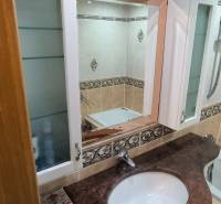 Badezimmer mit Einbauschrank und Spiegel in einer 3-Zimmer-Wohnung.